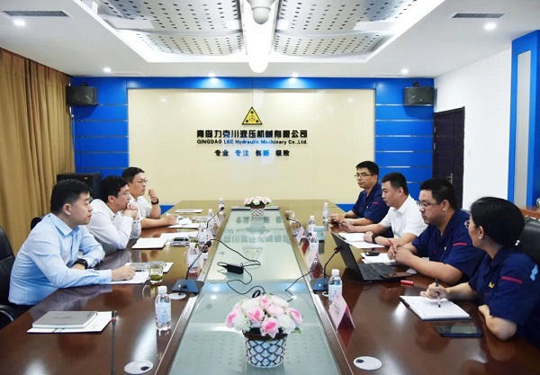 為高質量發展賦能！青島高新區李天（tiān）傳主任至力（lì）克川液壓調研2.jpg
