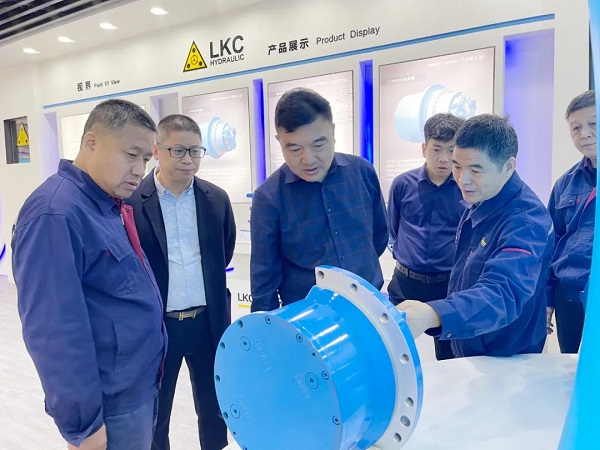 廣州（zhōu）塔（tǎ）山機械（xiè）、廣州韓川液（yè）壓、江蘇靖江新世（shì）紀液壓、無錫密斯（sī）特智能裝備製造有限公司一行6人蒞臨火辣辣视频參觀交流（liú）2.jpg