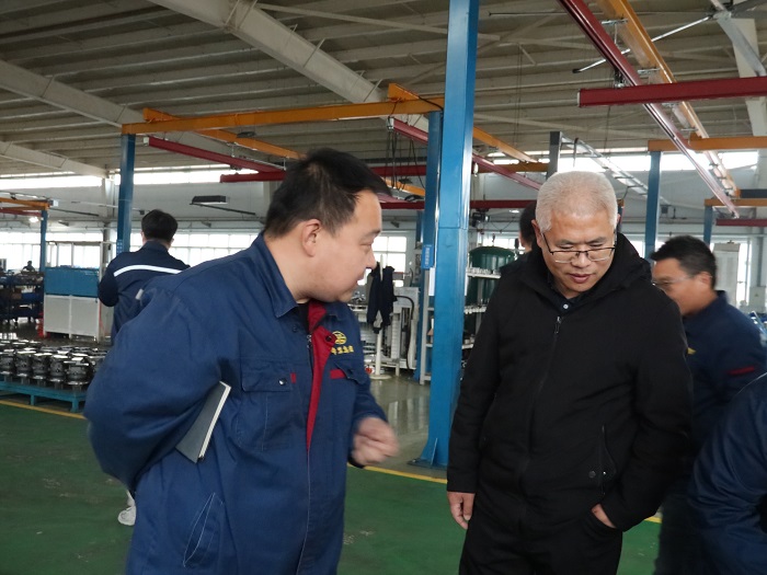 山東卡特（tè）重工（gōng）機（jī）械有限（xiàn）公司劉（liú）總一行蒞臨火辣辣视频參觀交（jiāo）流 (2).JPG