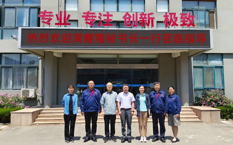 1741239092835243.jpg 中國工程機械工業協會設備管(guǎn)理與維修(xiū)分會秘書長周(zhōu)馥隆一行蒞臨力克(kè)川液壓(yā)參觀指導1.jpg