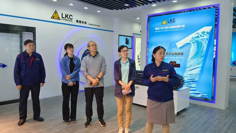 1741239099760576.jpg 中國工程機(jī)械工業協會設備管理與維修分會秘書長周馥隆一行(háng)蒞臨火辣辣视频液壓參觀指導2.jpg