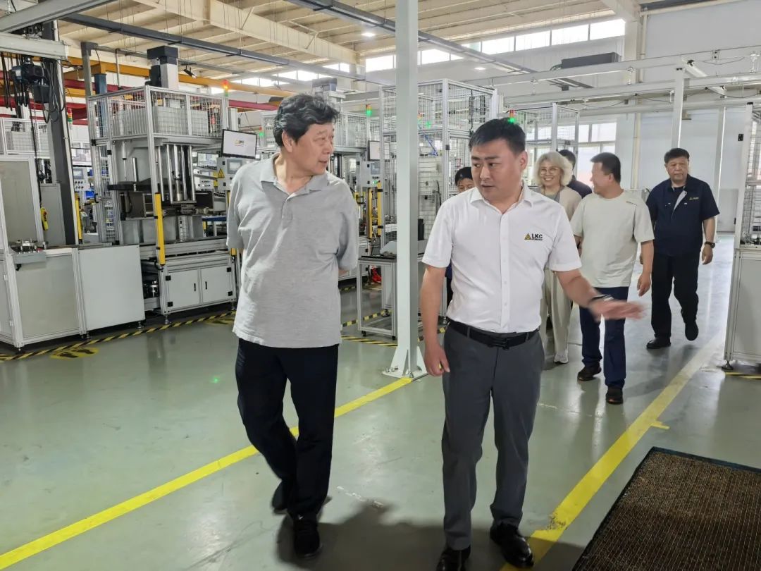 中國液壓氣動密封件工（gōng）業協會理事長杜旭東一行（háng）蒞臨我公司參觀指導2.jpg