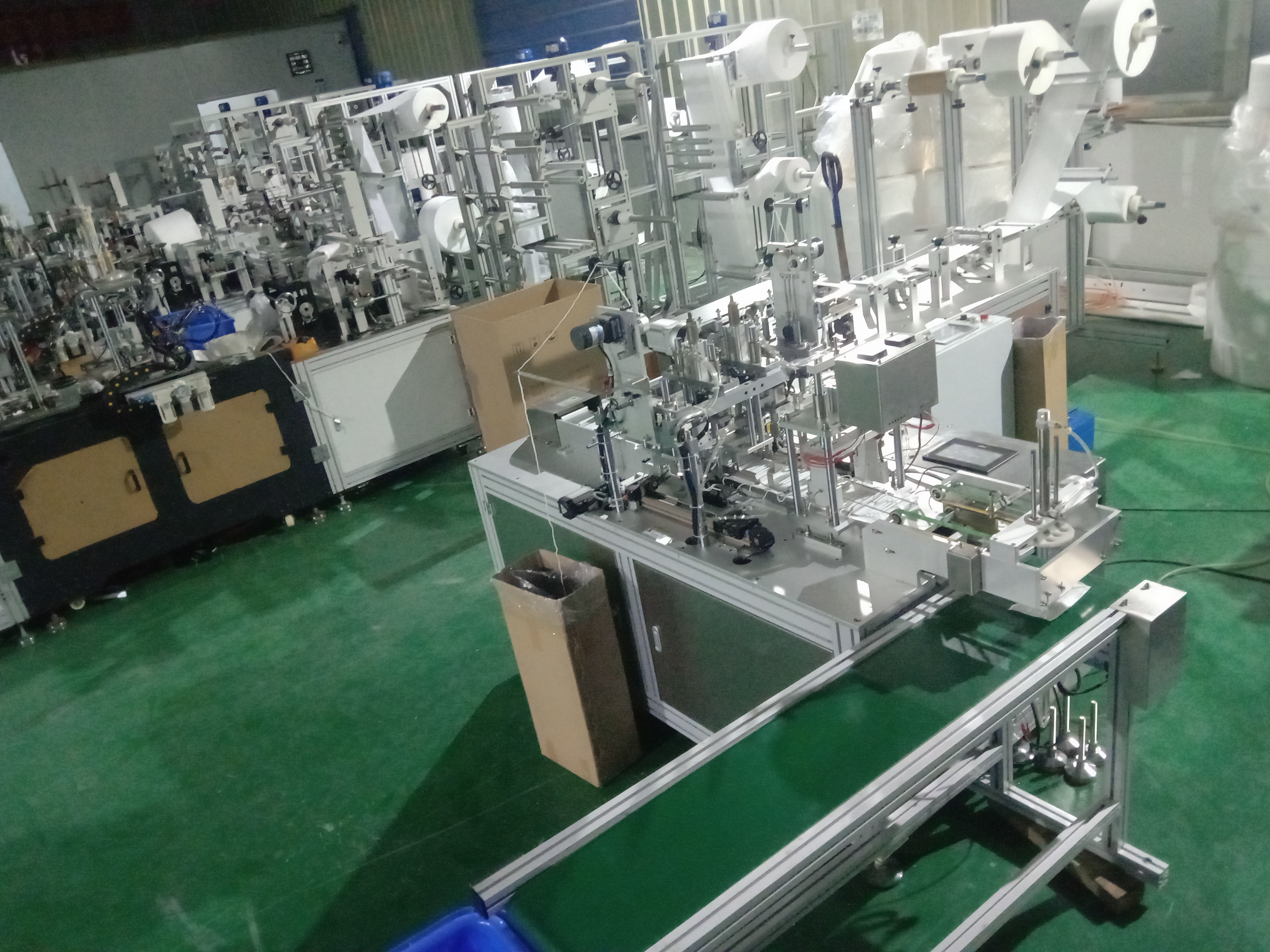 高（gāo）速口罩机、高速平面口罩机、一拖一平面口（kǒu）罩高（gāo）速机